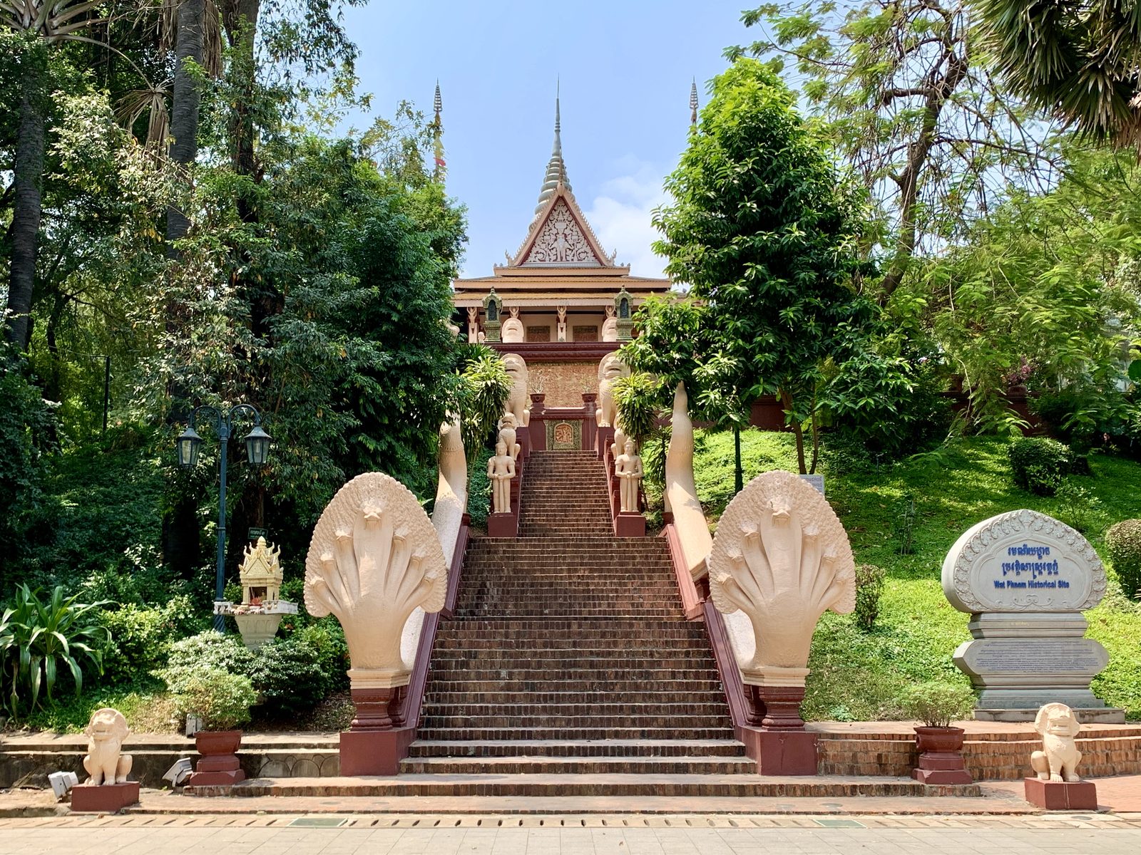 មើលភ្នំពេញពីវត្តភ្នំ
